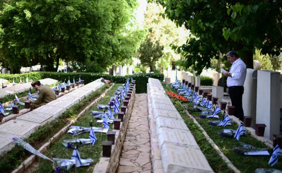 כבן שכול, אני קורא לשרים ולח"כים להגיע לבתי העלמין