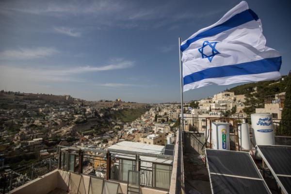 העיתונאי החרדי הניף דגל: "לא חלמתי שאעשה זאת"