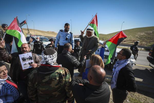 רגבים: "ממשלת הימין מקדמת מדיניות שמאל"