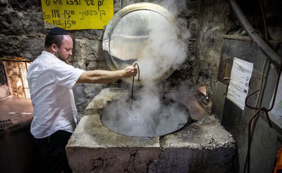 הלכות ניקיון הבית מחמץ והלכות הגעלת כלים