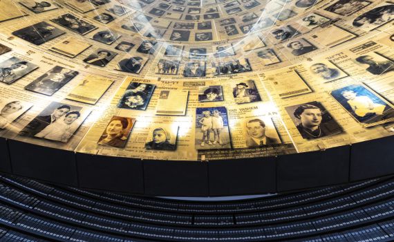 חברי המפלגה הניאו-נאצית בביקור ביד ושם