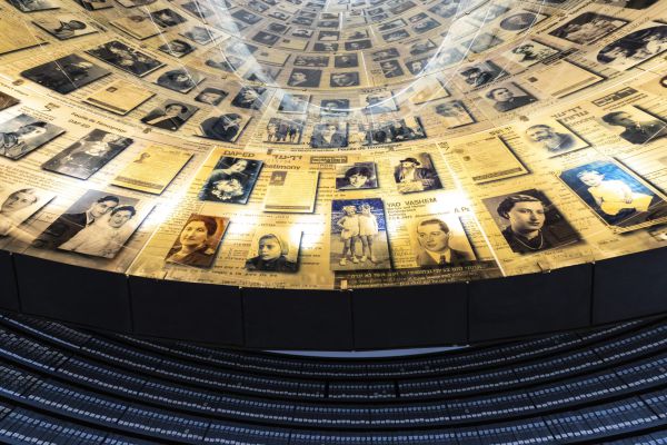 חברי המפלגה הניאו-נאצית בביקור ביד ושם