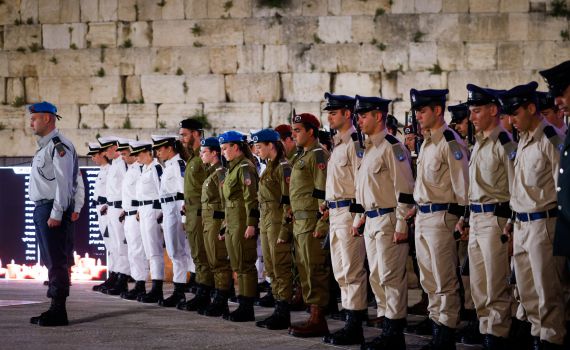 מתייחדים לזכרם: צפו בטקס יום הזיכרון מהכותל המערבי