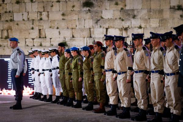 מתייחדים לזכרם: צפו בטקס יום הזיכרון מהכותל המערבי