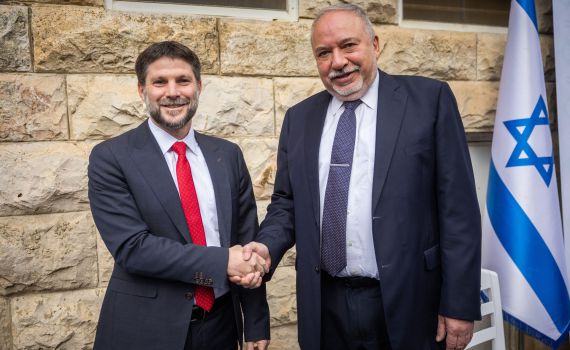 סמוטריץ': הזינוק במחירי החלב בגלל לפיד וליברמן