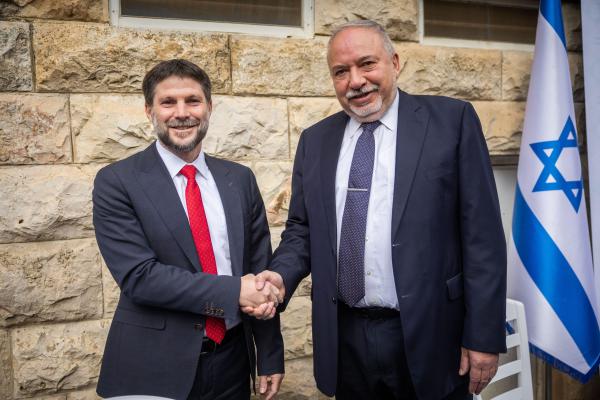 סמוטריץ': הזינוק במחירי החלב בגלל לפיד וליברמן