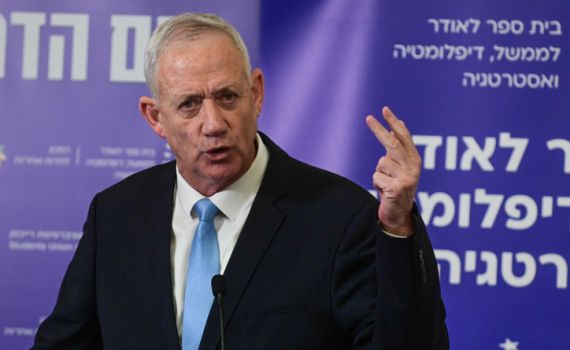 המפה הפוליטית משתגעת: לפיד מתפרק; גנץ לא עוצר