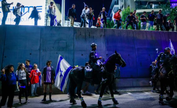 אחרי הסערה: הפרש שתועד מכה מפגינה נחקר במח"ש