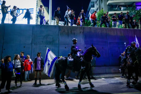 תקיפת המפגינה בתל אביב תחקר; קסדות יוקצו לפרשים