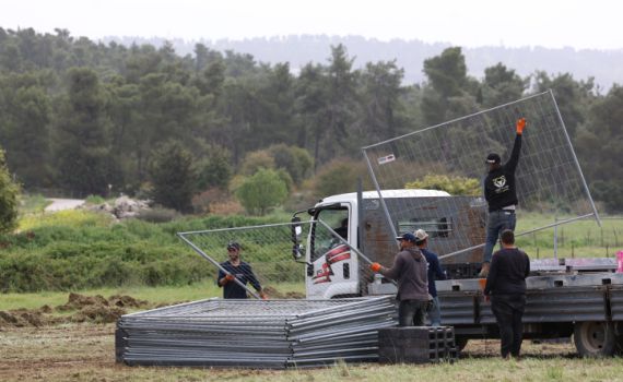 גדרות וטרקטורים: צפו בהכנות לחגיגות במירון