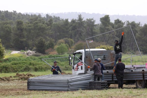 גדרות וטרקטורים: צפו בהכנות לחגיגות במירון