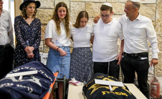 נפרדים בדמעות: הלוויתן של רינה ומאיה די | גלריה