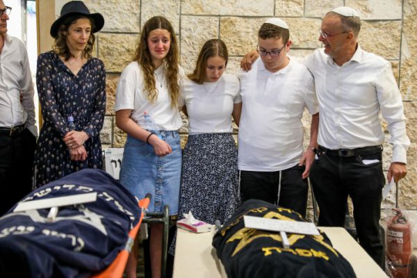 נפרדים בדמעות: הלוויתן של רינה ומאיה די | גלריה