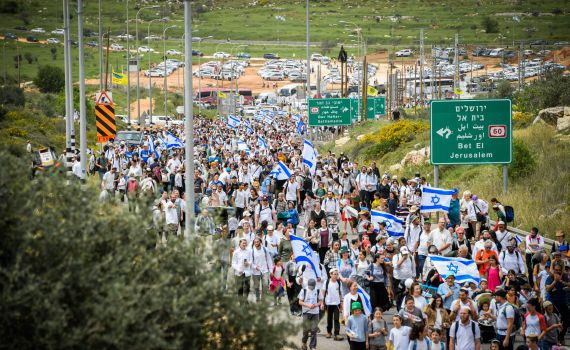 בנוכחות שרים וח"כים: אלפי בני אדם צועדים לאביתר