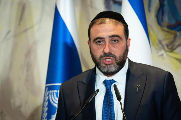 אחרי חסימת שקד: שר הפנים מאיים למנוע כניסת אוסטרלים