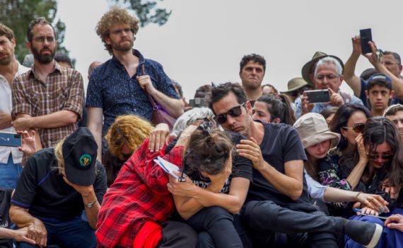 אביב גפן נפרד: "הרבה שדים עמדו בינינו; אתגעגע אליך"