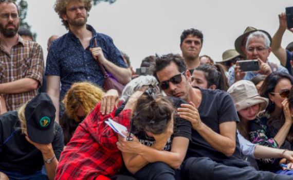 שבוע לפטירתו של יהונתן גפן: אביב בנו באמירת קדיש