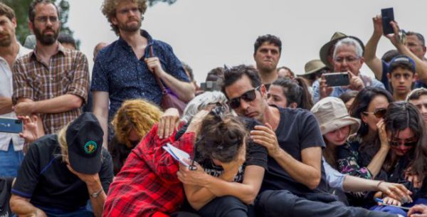 שבוע לפטירתו של יהונתן גפן: אביב בנו באמירת קדיש