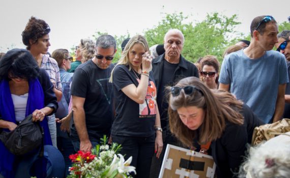 עולם התרבות נפרד: הלוויתו של יהונתן גפן ז"ל | גלריה