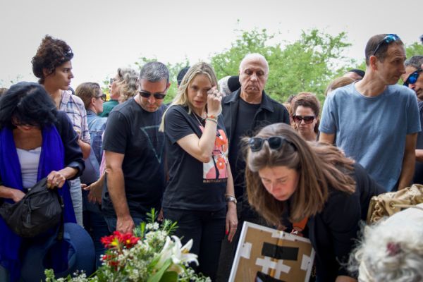 עולם התרבות נפרד: הלוויתו של יהונתן גפן ז"ל | גלריה