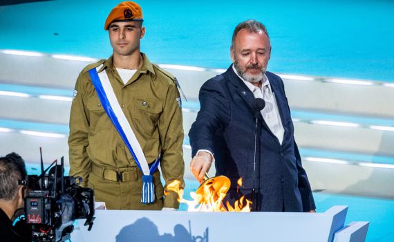 צפו: שלום אסייג השיא את משואת "הלב של המדינה"