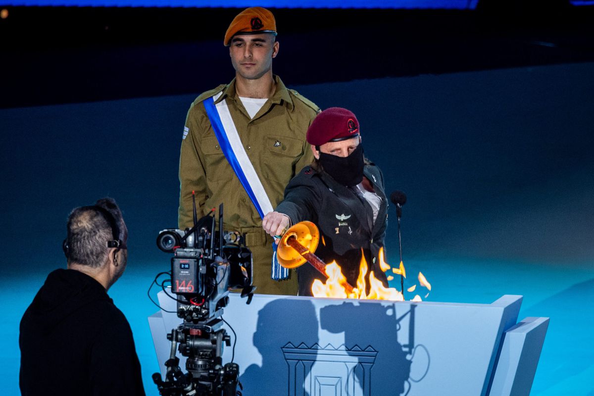 מפקד יחידת מצדה ישיא את משואת כוחות הביטחון