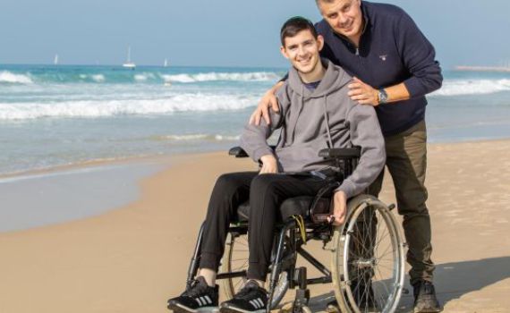 בניה פרץ המריא לניתוח שיאפשר לו לשוב ללכת. צפו