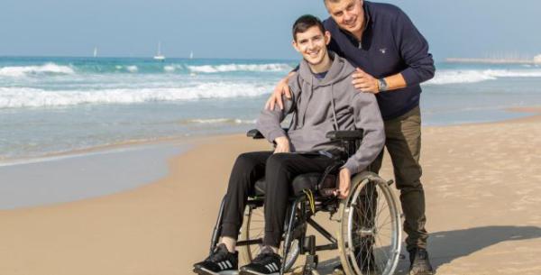 בניה פרץ המריא לניתוח שיאפשר לו לשוב ללכת. צפו