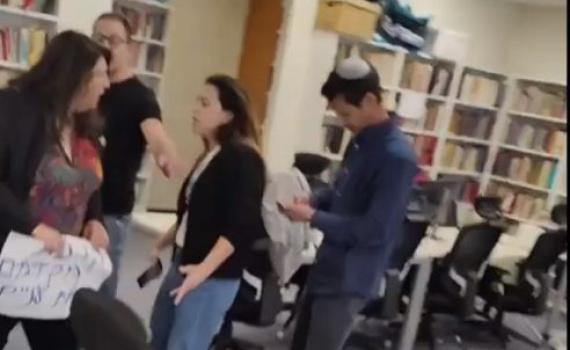 עובדת בקהלת: "מפגינה ניסתה להכות אותי" | צפו