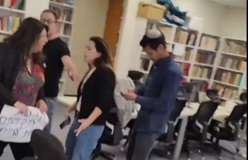 עובדת בקהלת: "מפגינה ניסתה להכות אותי" | צפו