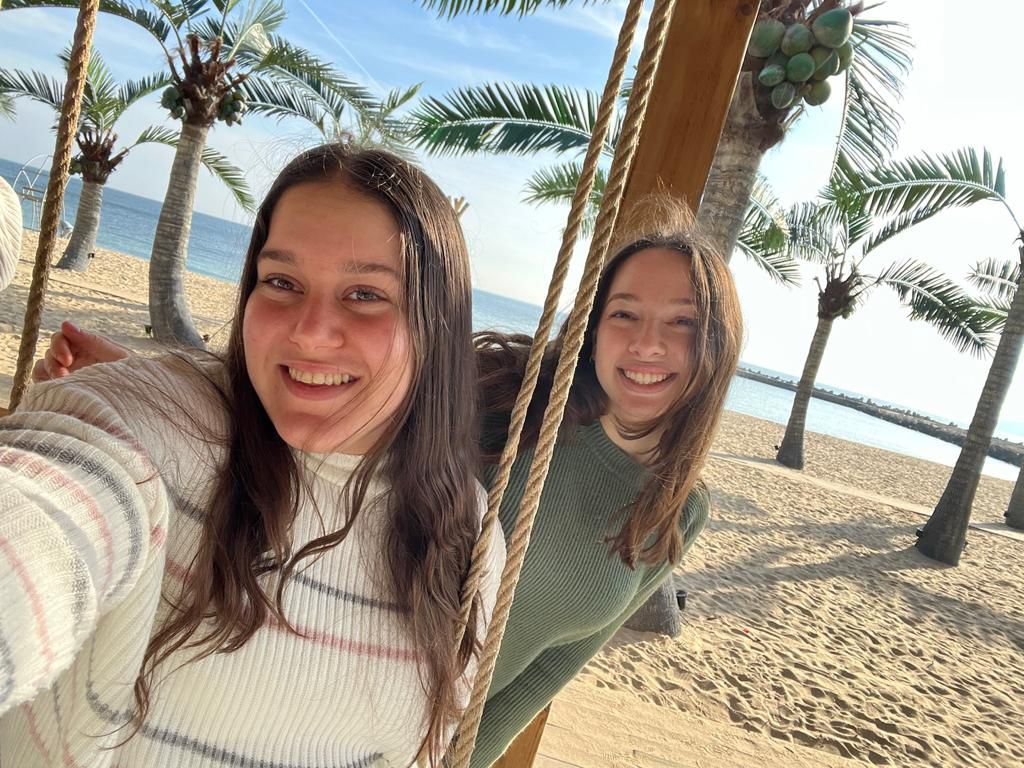 בנות השירות שנסעו לשליחות עם יתומים ופליטי מלחמה