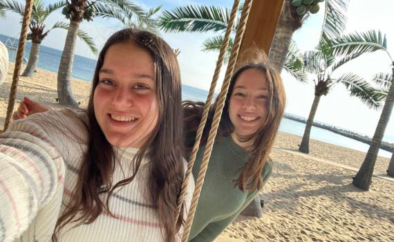 בנות השירות שנסעו לשליחות עם יתומים ופליטי מלחמה