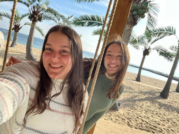 בנות השירות שנסעו לשליחות עם יתומים ופליטי מלחמה