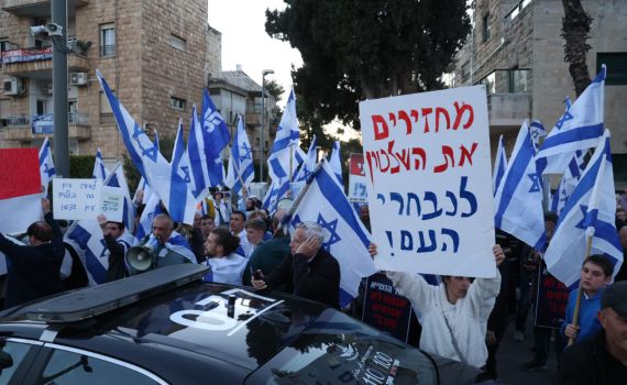 מאות מפגינים מול הנשיא: "אל תמחק 64 מנדטים"