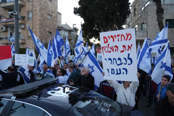 מאות מפגינים מול הנשיא: "אל תמחק 64 מנדטים"