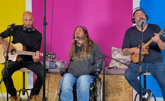 לייב בדסק: להקת הפיל הכחול מבצעת את "לופ"