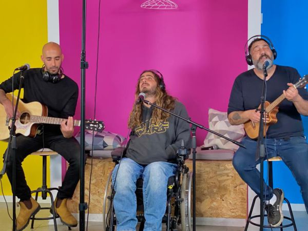 לייב בדסק: להקת הפיל הכחול מבצעת את "לופ"