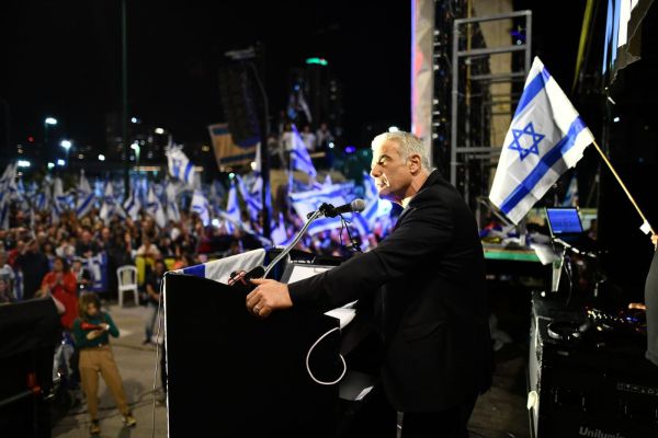 לפיד בהפגנה: "בן גביר הגיע לפה כי הוא פוחד מכם"