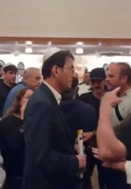 צפו: בועז ביסמוט גורש מטקס לזיכרון השואה בת"א