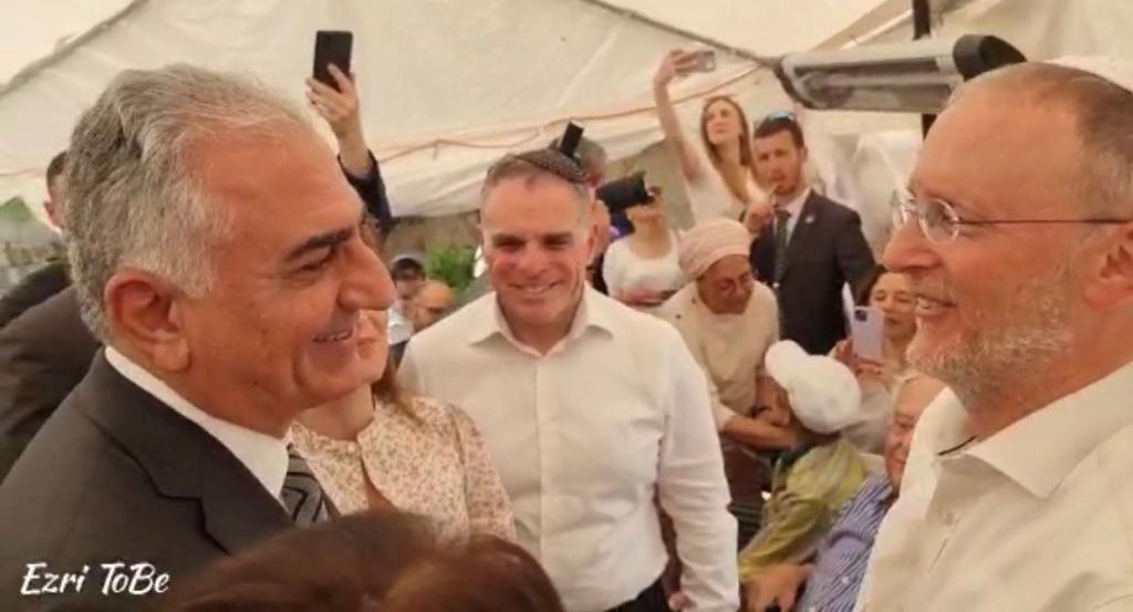 פהלווי, הבן של השאה הגיע לאפרת לנחם את משפחת די