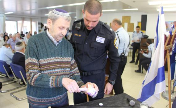 שוטרי תחנת שפט ציינו את יום השואה עם השורדים