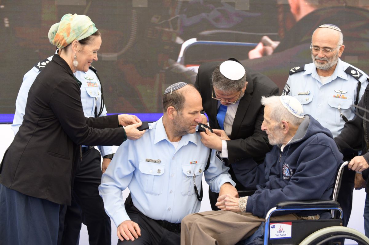 מרגש: אברהם פרנקל קיבל דרגה וכרע ברך בפני אביו