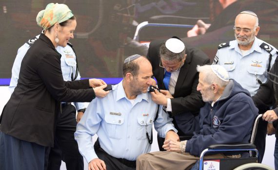 מרגש: אברהם פרנקל קיבל דרגה וכרע ברך בפני אביו