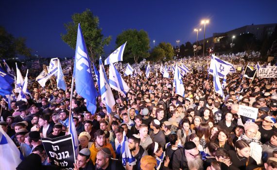 "כבוד גדול וזכות": זה הזמר שיופיע בהפגנת הימין