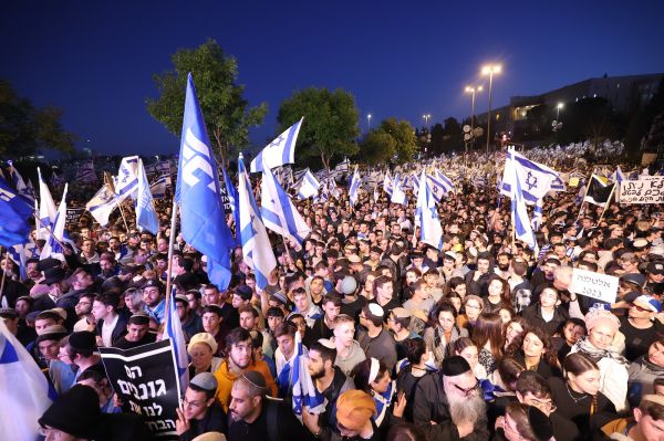 'לנו יש את העם': אלפים מתגייסים להפגנת המיליון