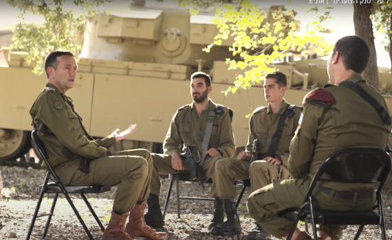 הרמטכ"ל בשיח עם לוחמי שריון על: "טנק הצוערים"| צפו: