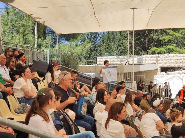 בזמן נאום נתניהו: מפגין הרים שלט מחאה