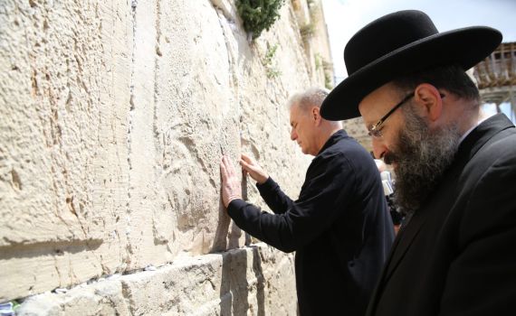 בכיר אמריקאי הגיע לכותל: "הקשר עם ישראל לא ינתק"