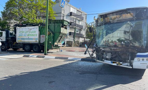אשקלון: 18 נפגעים מתאונה בין משאית לאוטובוס