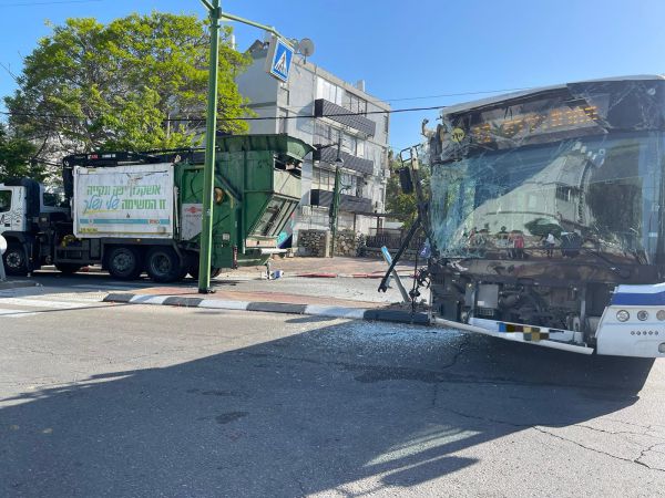 אשקלון: 18 נפגעים מתאונה בין משאית לאוטובוס